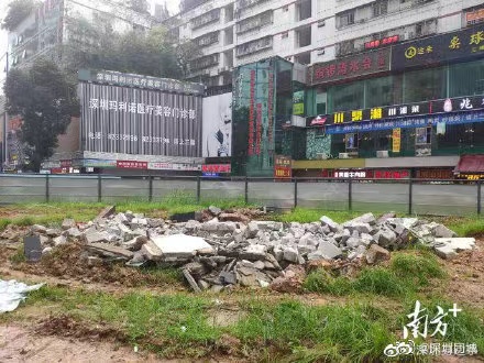 深圳市羅湖區東門時代廣場綠地公園施工圍擋等設施遭打砸